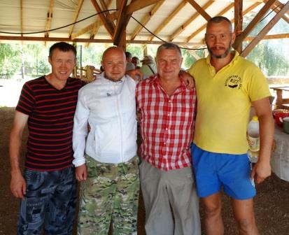 Комаров Владимир с ребятами в ребцентре